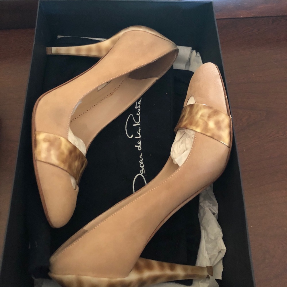 AUTHENTIC Oscar De La Renta suede pumps